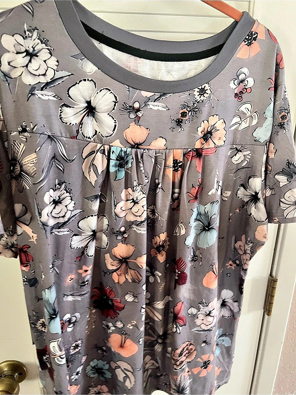 Floral Short Sleeve Top in Gray